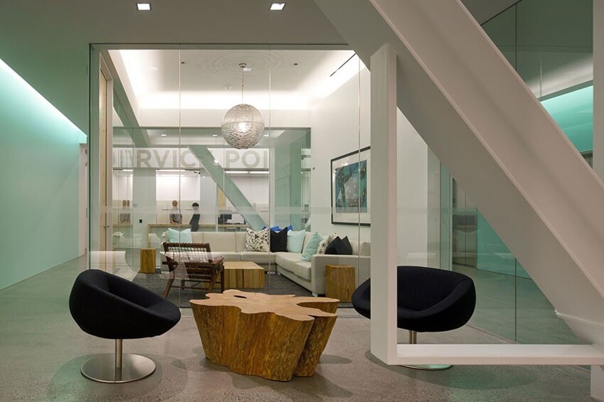Основа дизайна офиса - яркие цвета и открытые пространства, спососбтвующие общению и творчеству