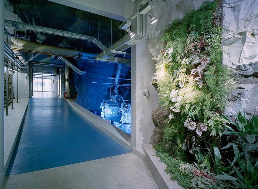 В 40 метрах под поверхностью, с симулятором дневного света, собственными водопадами и теплицами