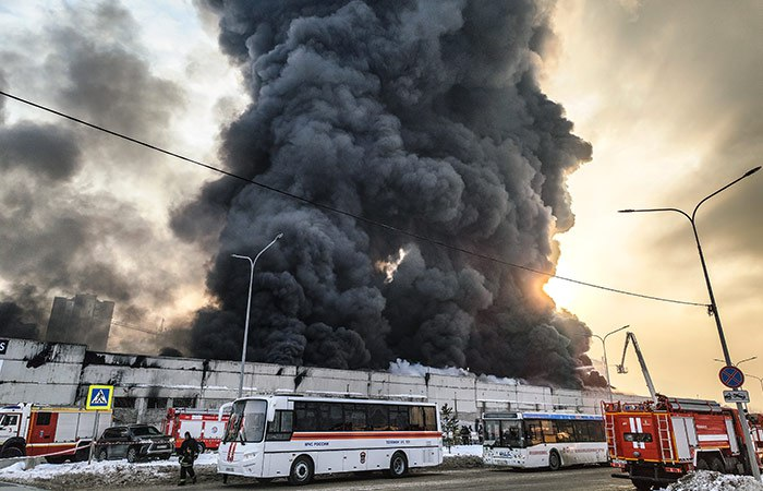 В Красноярске удалось потушить пожар на крупном складе спустя пять часов
