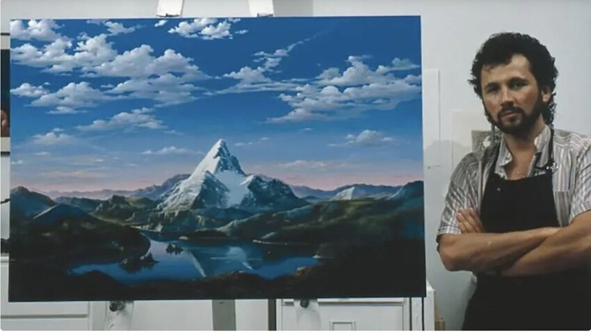 14. Это художник Дарио Кампаниле рядом со своей картиной к 75-летию Paramount. Картина потом стала фоном для логотипов компании
