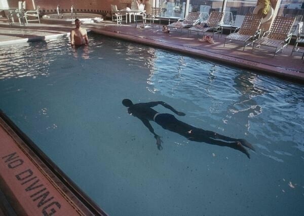 6. А вот как выглядел ныне покойный легендарный игрок НБА Мануте Бол, когда плавал в бассейне: 232 сантиметра роста и всего 100 кило веса!