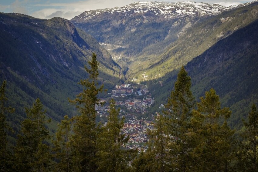17. В Норвегии есть местечко под названием Рьюкан, которое зажато между высокими горами, и потому освещается солнцем не больше шести месяцев в год
