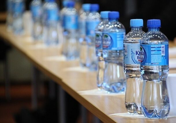 13. Чтобы сделать бутылку для воды, нужно больше воды, чем вмещает эта бутылка