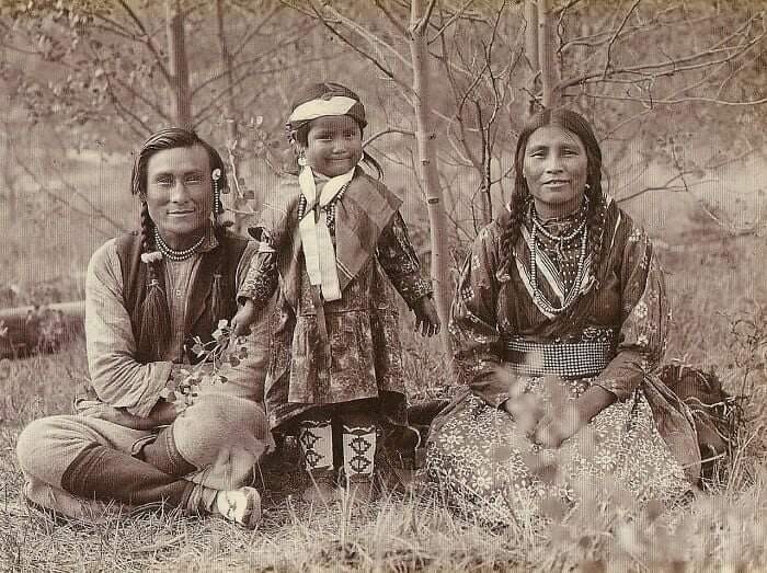 2. Семья из индейского племени стони в Канаде, гид Самсон Бивер с женой Лией и их дочерью Фрэнсис Луизой, 1907 год