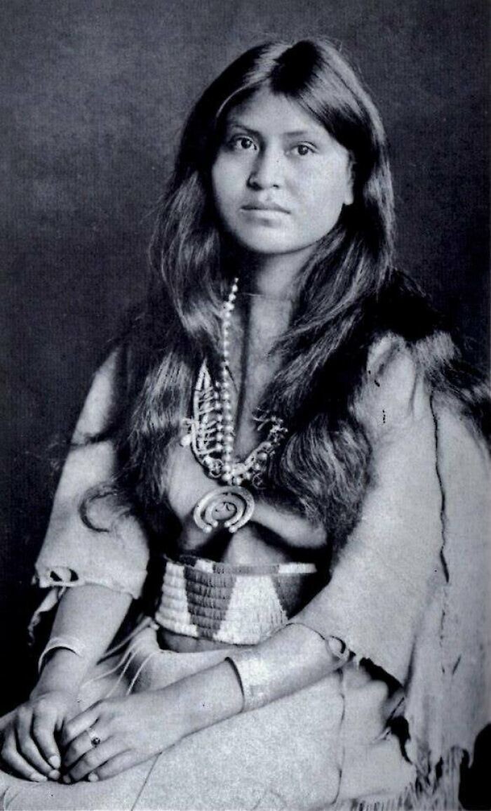 7. Лоти-Ки-Ях-Теде, дочь вождя племени Лагуна-Пуэбло. Нью-Мексико, 1905 год. Фото Карла Э. Муна