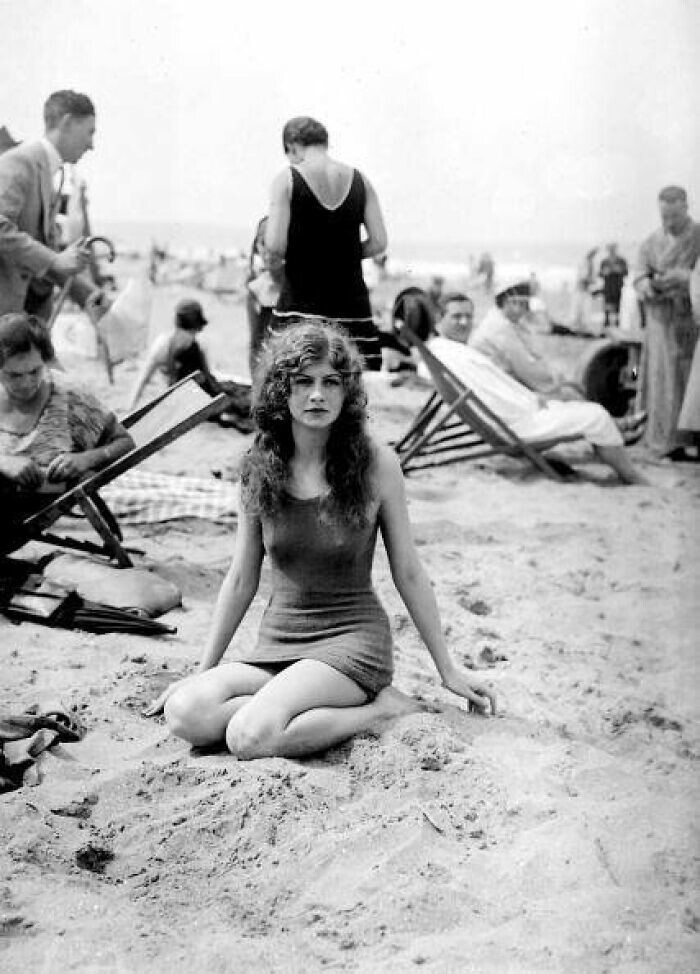 21. Девушка на пляже Довиль, Франция