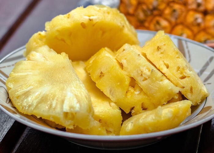 6. Свежий ананас содержит фермент, расщепляющий белок. Если вы сделаете куриный салат со свежим ананасом и оставите его в холодильнике, курица начнет растворяться и станет мучнистой