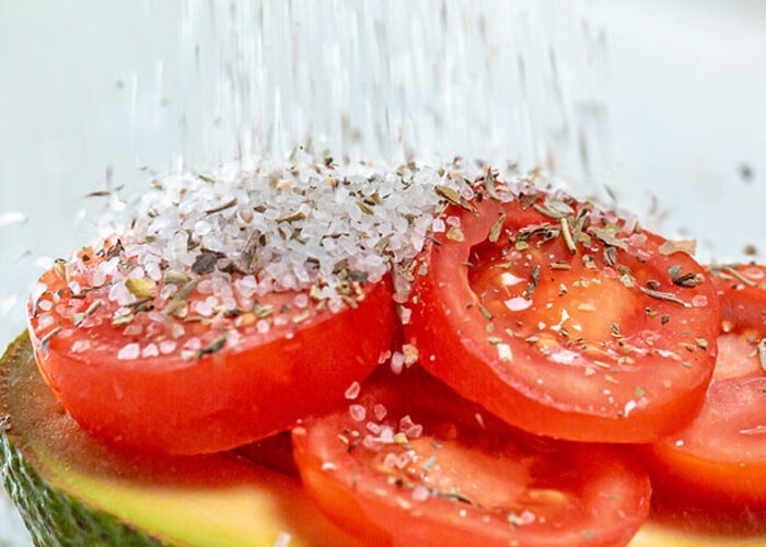 1. Почему капелька соли на помидорах делает их удивительно вкусными? Они богаты свободным глутаматом, который в реакции с солью даёт глутамат натрия 