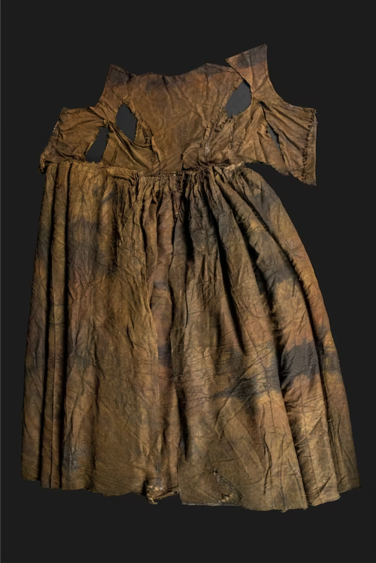 В сундуке утонувшего в 1660 году корабля ученые нашли свадебное платье