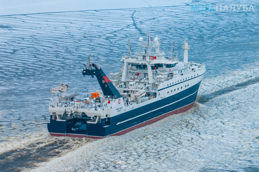 Самый большой в России траулер «Механик Маслак» отправился на промысловые испытания – эффектные кадры судна во льдах