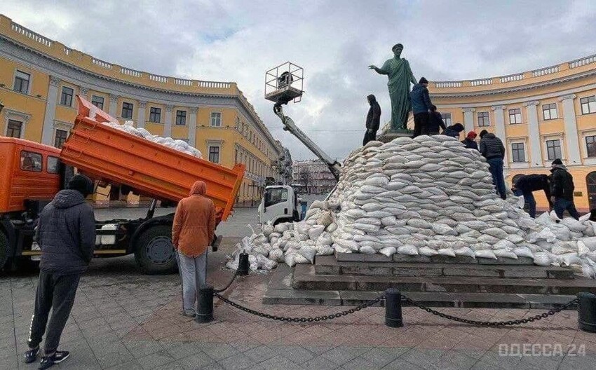 «Вестник психиатрии»: В Одессе героически посчитали мешки с песком, которыми обложили Дюка