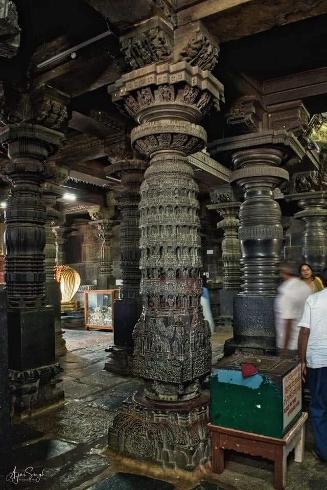 15. Вращающийся столб Нарасимхи в храме Ченнакешава, Индия, построенный во 2 веке