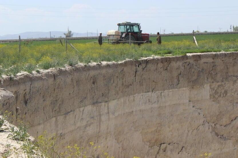 В Турции снова начали образовываться огромные воронки на полях