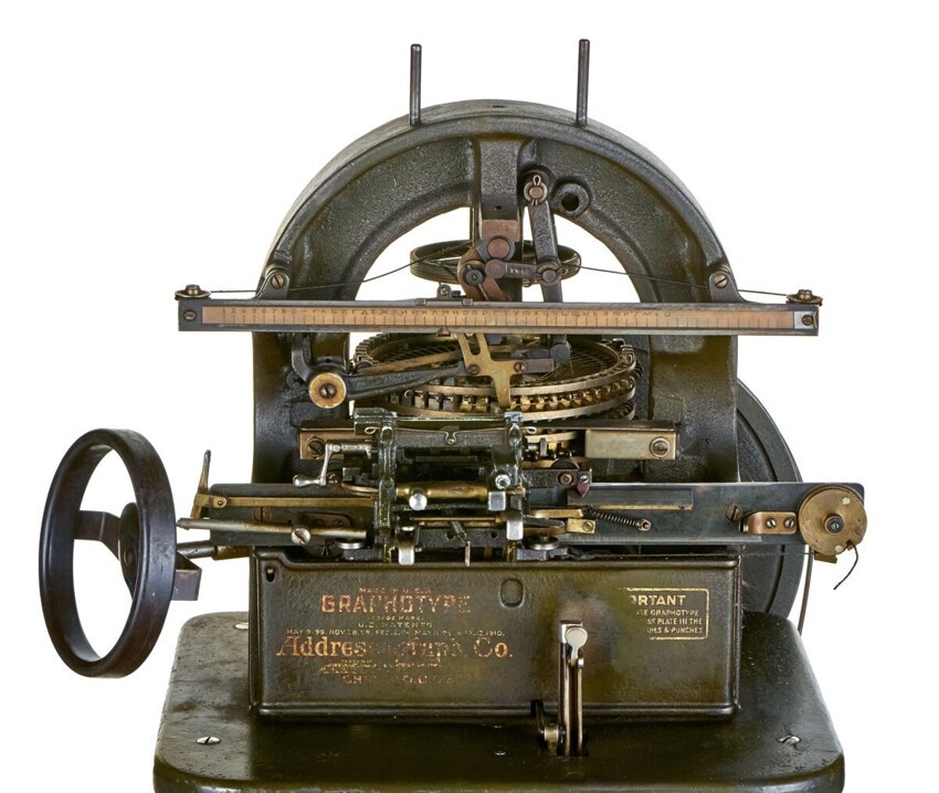 Печатная машинка, которая выдавливает буквы на металлических пластинах