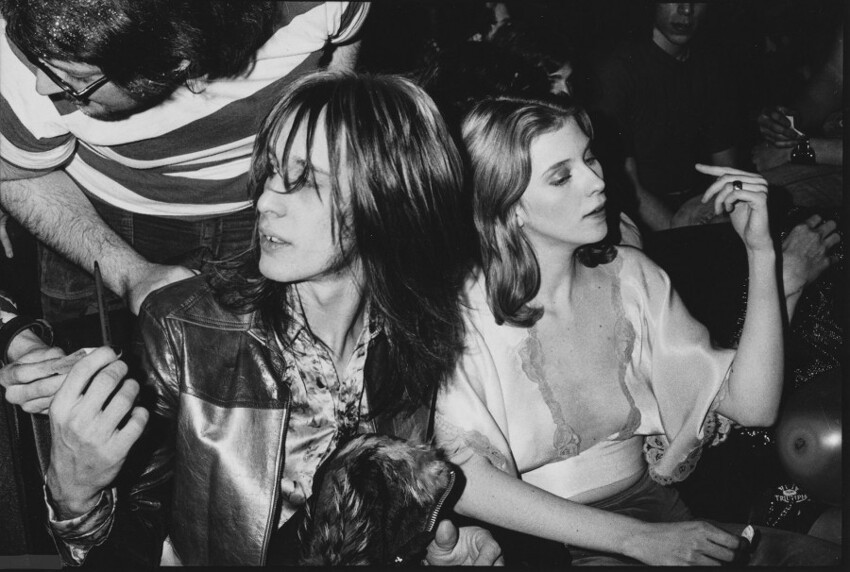 Февраль 1973 года. Рок-музыкант Тодд Рандгрен и модель Бебе Бьюэлл на концерте Дэвида Боуи в Radio City Music Hall, Нью-Йорк. Фото Lynn Goldsmith.