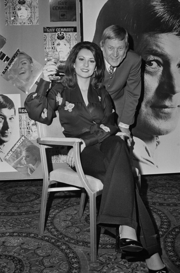  февраля 1973 года. Американский бэнд-лидер и аранжировщик Рэй Коннифф с женой Верой. Фото P. Felix.