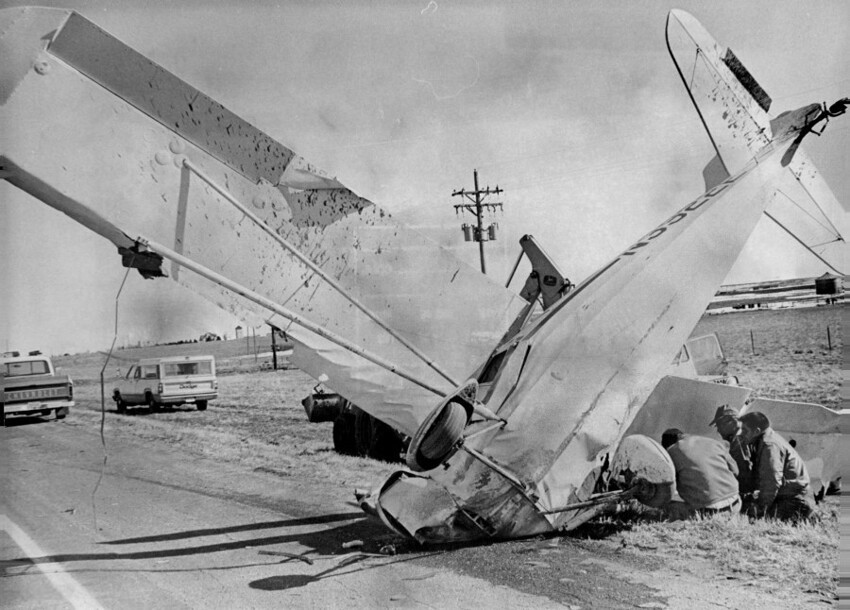 19 февраля 1973 года. Недалеко от Орора, Колорадо. Пилот жив. Самолет задел линии электропередач.
