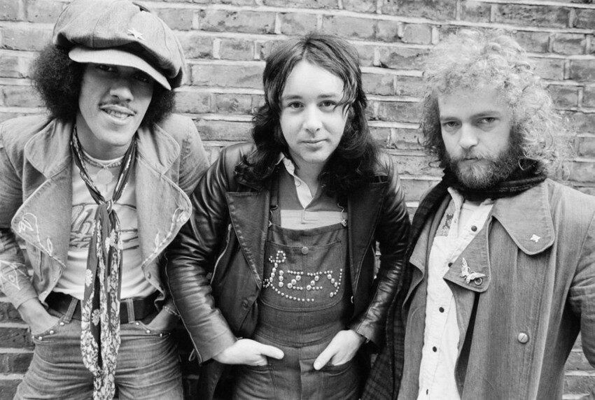 1 февраля 1973 года. Ирландская рок-группа Thin Lizzy. Слева направо - басист и певец Фил Лайнотт, барабанщик Брайан Дауни, гитарист Эрик Белл. Фото Michael Putland.
