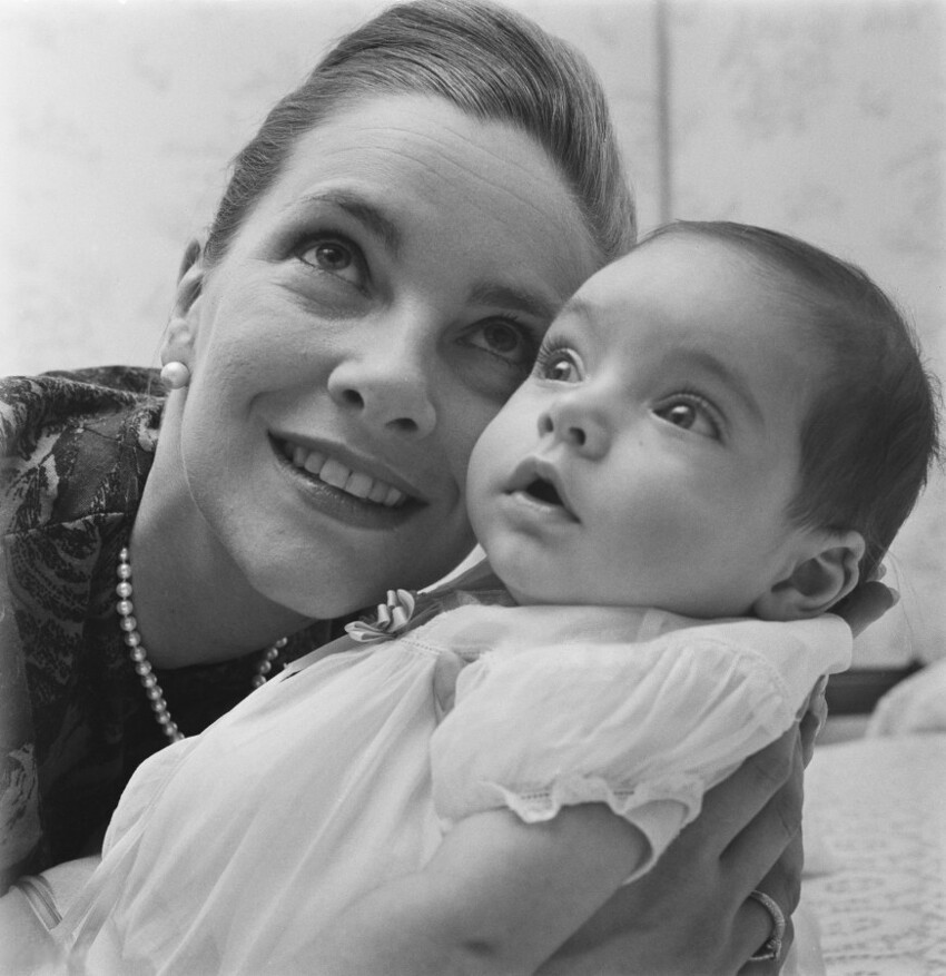 9 февраля 1973 года. Николетт Вейн-Темпест-Стюарт, бывшая маркиза Лондондерри, жена музыканта Джорджи Фейма, с сыном Джеймсом.