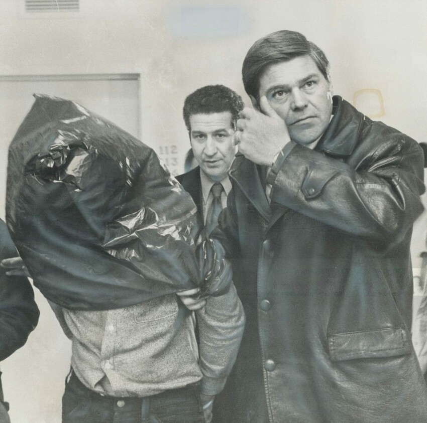 1 февраля 1973 года. Торонто, Канада. Некого Рене Вайанкура, осужденного за убийство, конвоируют в суд для рассмотрения прошения об условно-досрочном освобождении.