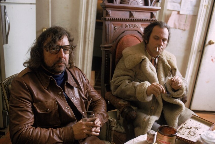 Февраль 1973 года. Писатель Терри Саузерн (с бокалом) и актер Рип Торн (зажигает косячок) в квартире Торна в Челси, Нью-Йорк. Фото Susan Wood.