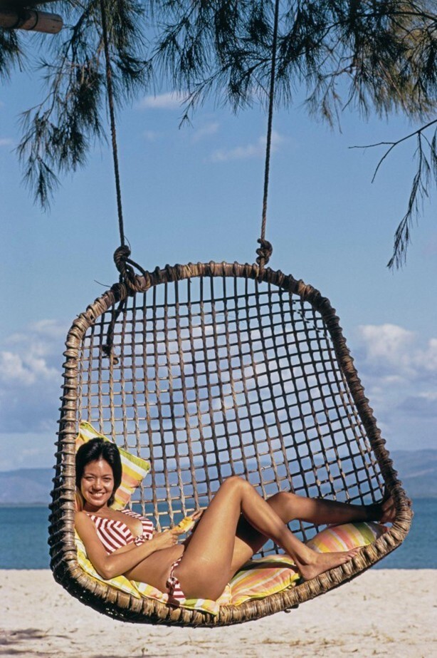 Февраль 1973 года. Филиппины. На пляже частного острова, принадлежащего президенту Philippine Airlines Бениньо Тода-младшему. Фото Slim Aarons