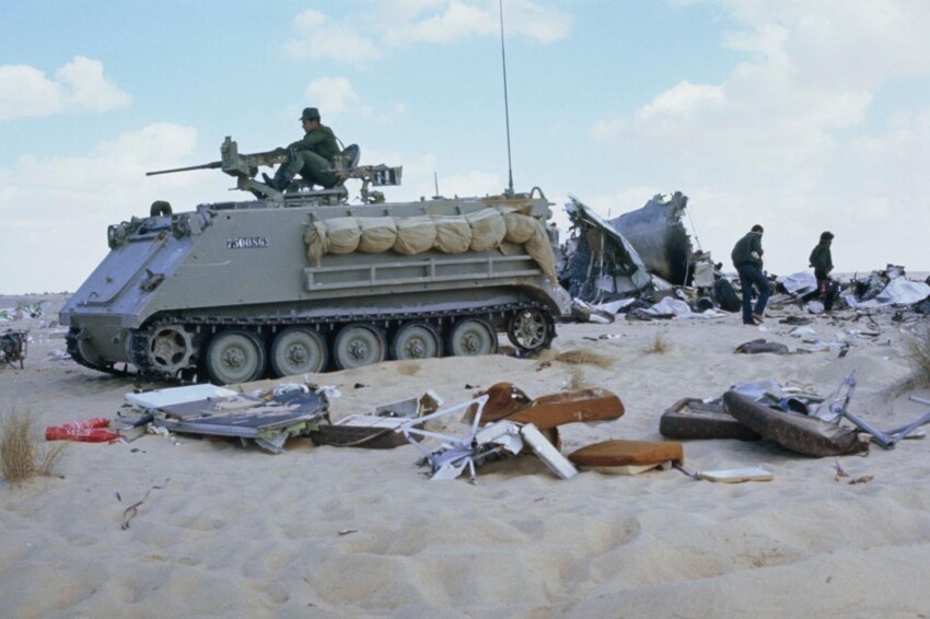 22 февраля 1973 года. Синайский полуостров. Израильские военнослужащие охраняют обломки самолета рейса 114 Ливийских арабских авиалиний (LN 114), сбитого израильскими истребителями. Погибли 108 человек из 113, находившихся на борту.