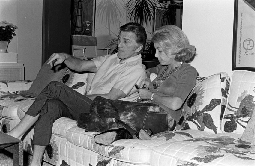 Февраль 1973 года. Кирк Дуглас и его жена Энн. Палм-Спрингс, Калифорния. Фото Michael Daley.