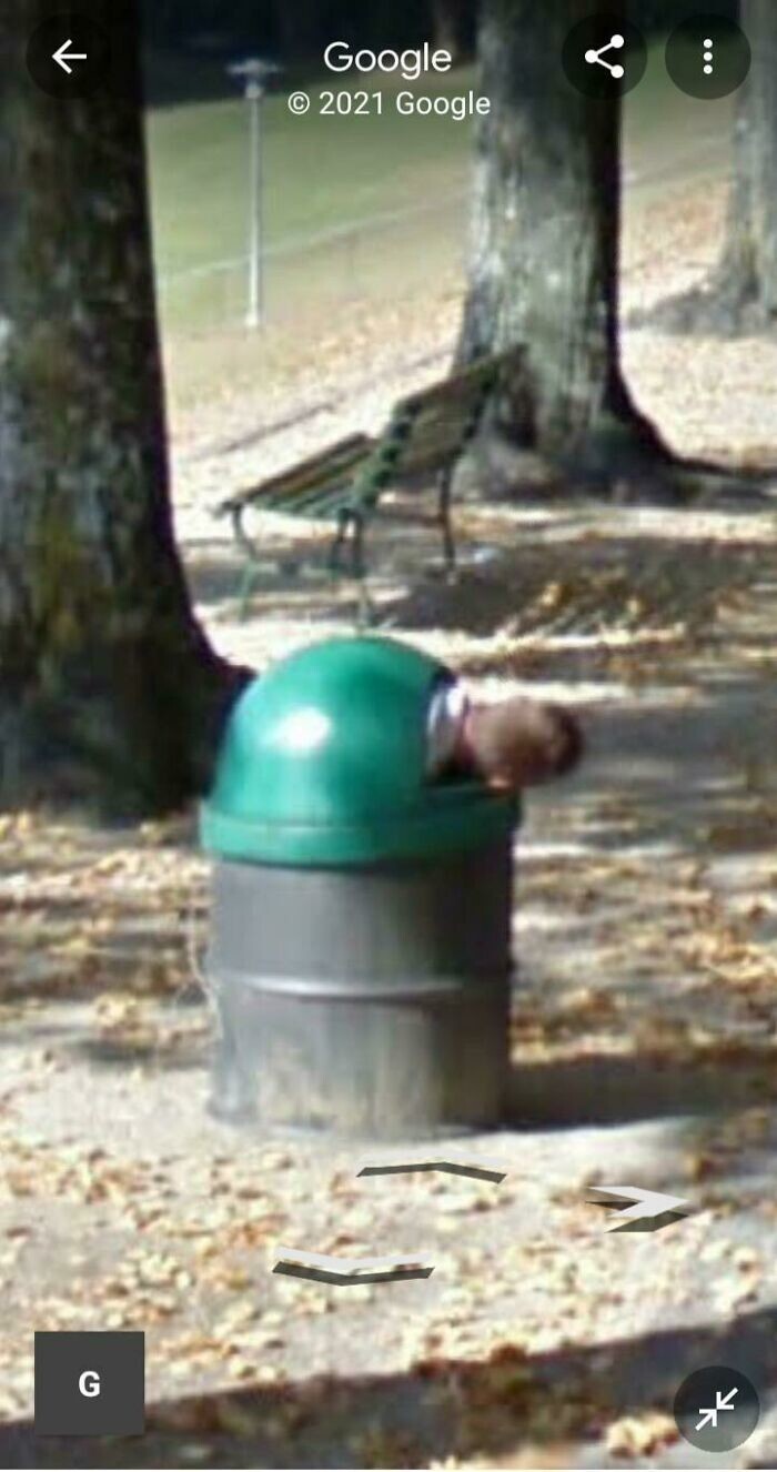 25. Парень отдыхает в мусорке в шведском парке
