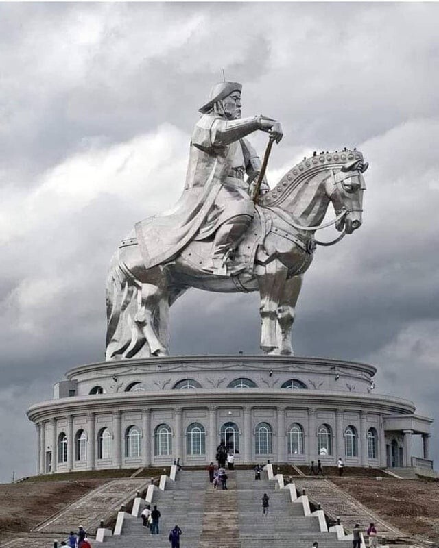 Статуя императора Чингисхана в Монголии