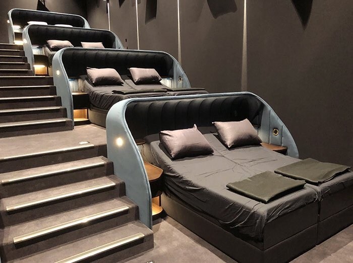 В Швейцарии есть кинотеатры, в которых можно зарезервировать двуспальную кровать для просмотра фильма вместо сидячего места