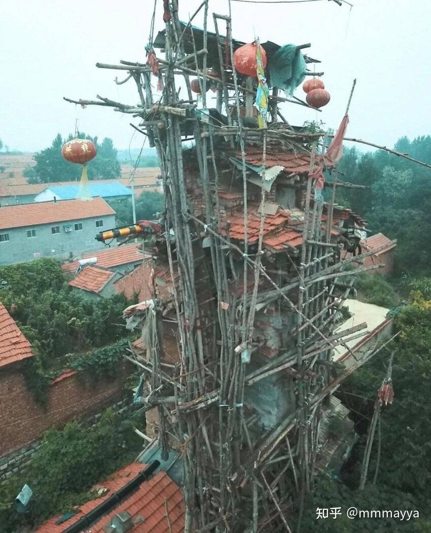 В Шаньдуне, Китай, умственно отсталый фермер построил 7-этажное здание голыми руками, чтобы два его брата жили с ним. Несмотря на то, что жители деревни неоднократно говорили ему, что два его брата уже давно мертвы