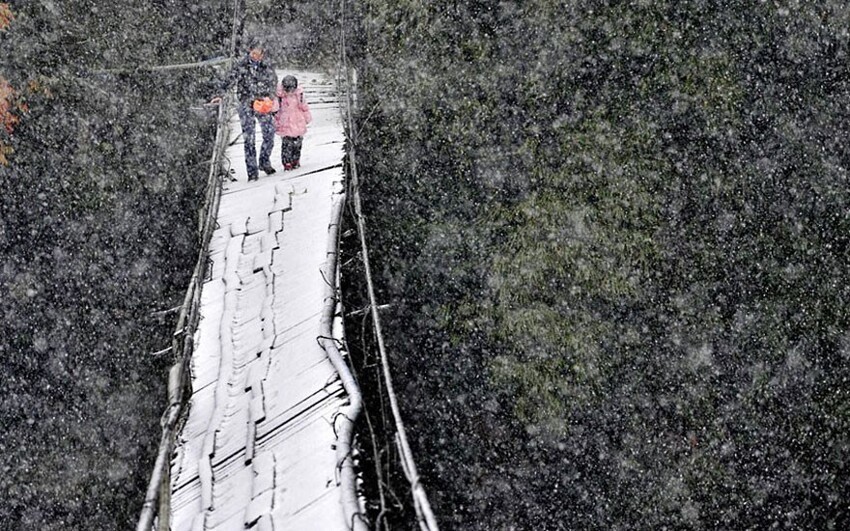 Ещё одна дорога в китайскую школу — по сломанному мосту в снегу