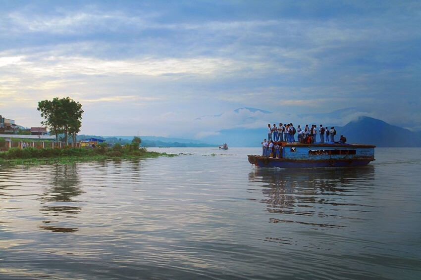 И снова Индонезия: плывём до школы на крыше деревянной лодки