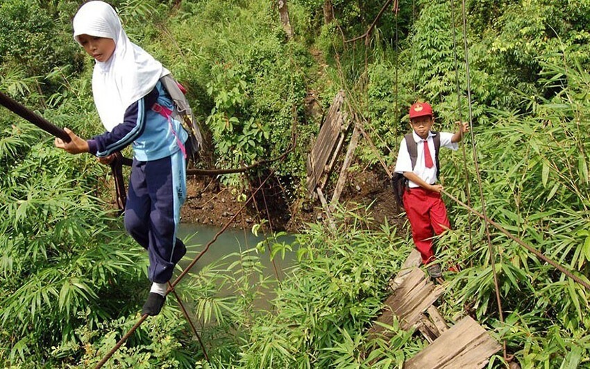 Или прогуляться по натянутой верёвке на высоте 9 метров над рекой в Индонезии?