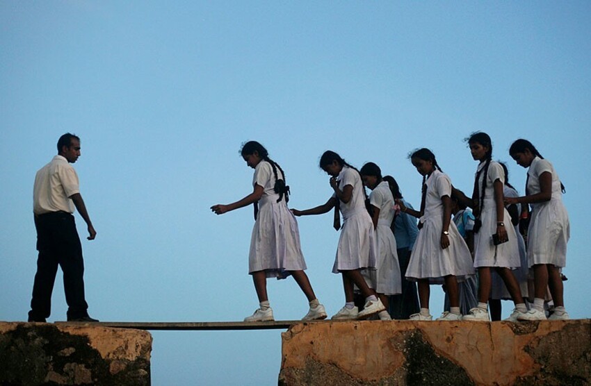 В Шри-Ланке приходится пройти по доске, перекинутой через ущелье, чтобы попасть в школу