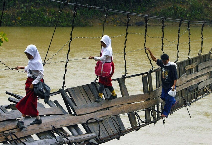 Дети действуют как профессионалы, несмотря на то, что подвесной мост повреждён