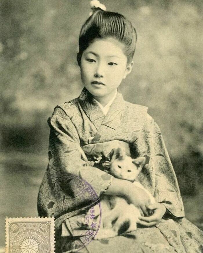Японка с кошкой, 1907 год