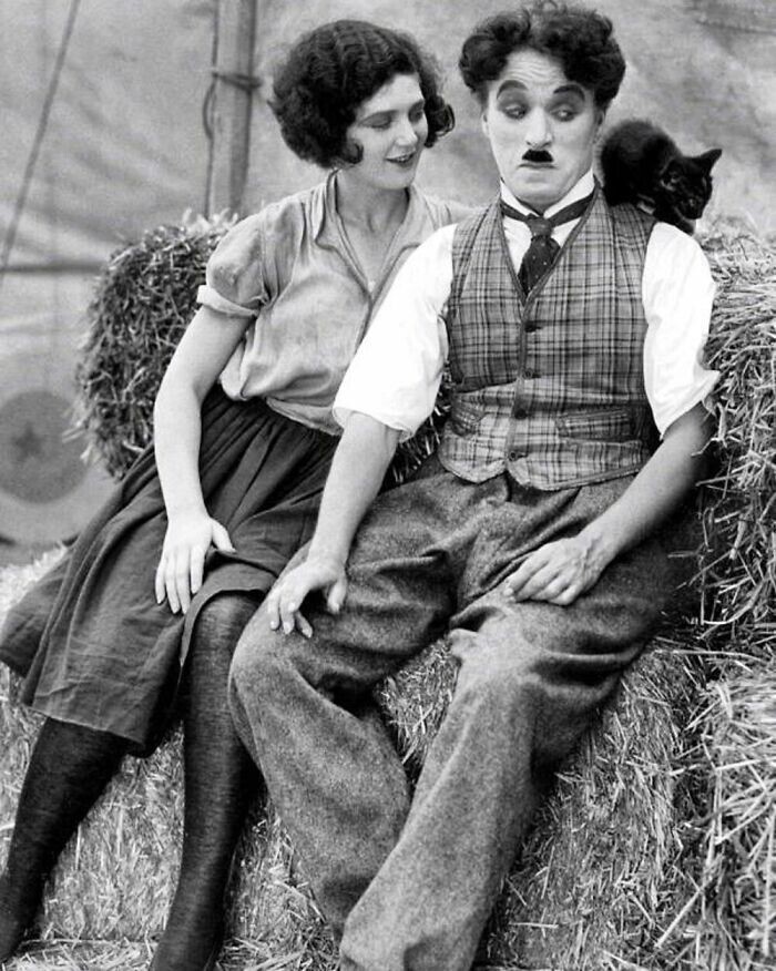 Чарли Чаплин и актриса Мерна Кеннеди с котёнком на съёмках фильма "Цирк", 1928