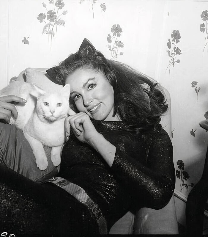Актриса Джули Ньюмар на съёмках рекламы к сериалу "Бэтмен", 1966 - 1968 годы