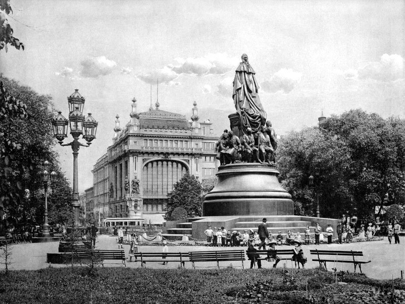Памятник Императрице Екатерине II на площади Островского. Санкт-Петербург. Россия. Фото Карла Буллы. 1900-е