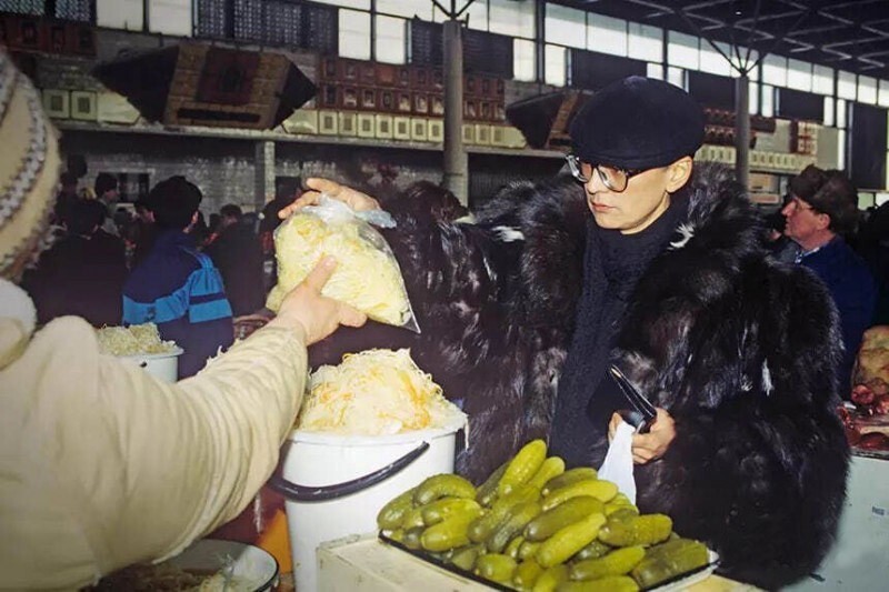 Ирина Хакамада приобретает на рынке квашеную капусту, Москва 1994 год