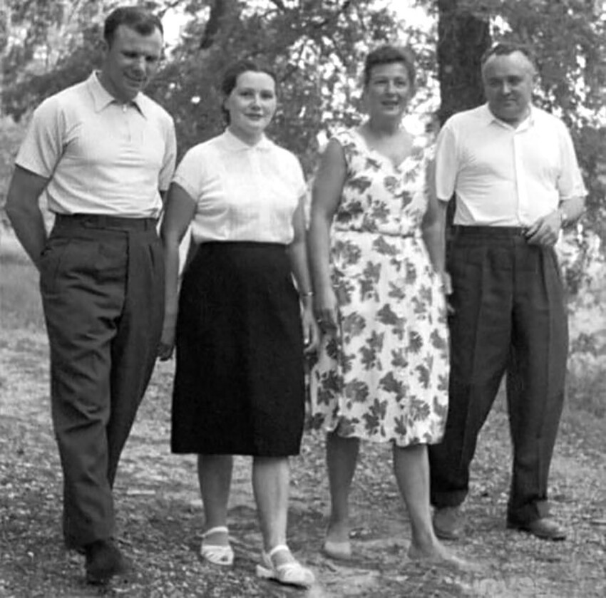  Юрий Гагарин и Сергей Королев с женами - Валентиной Гагариной и Ниной Королевой во время отдыха в мае 1961 года