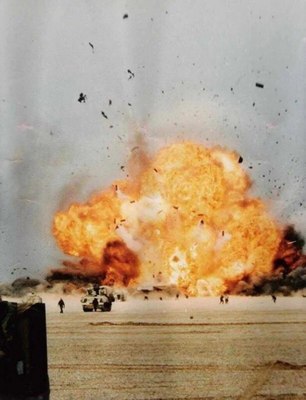 Взрыв британского инженерного танка "Центурион" AVRE с полным боекомплектом в результате несчастного случая. Персидский залив, февраль 1991 года