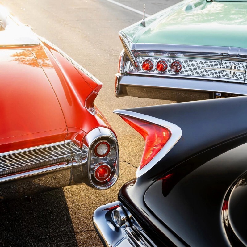 Варианты оформления задних фонарей у американских автомобилей 1950-х годов: Cadillac (красный), Lincoln (зелёный) и De Soto (черный)