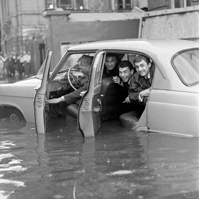 После дождя 8 июня 1966 года Москва, Рахмановский переулок. 