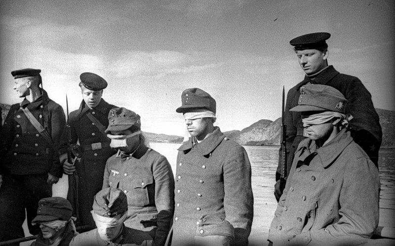 Моряки Северного флота и группа пленных немецких горных стрелков. Мурманская область, 1942 год
