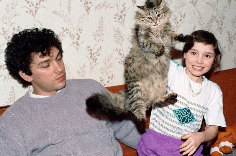Борис Немцов с дочерью Жанной и котом, 1993 год