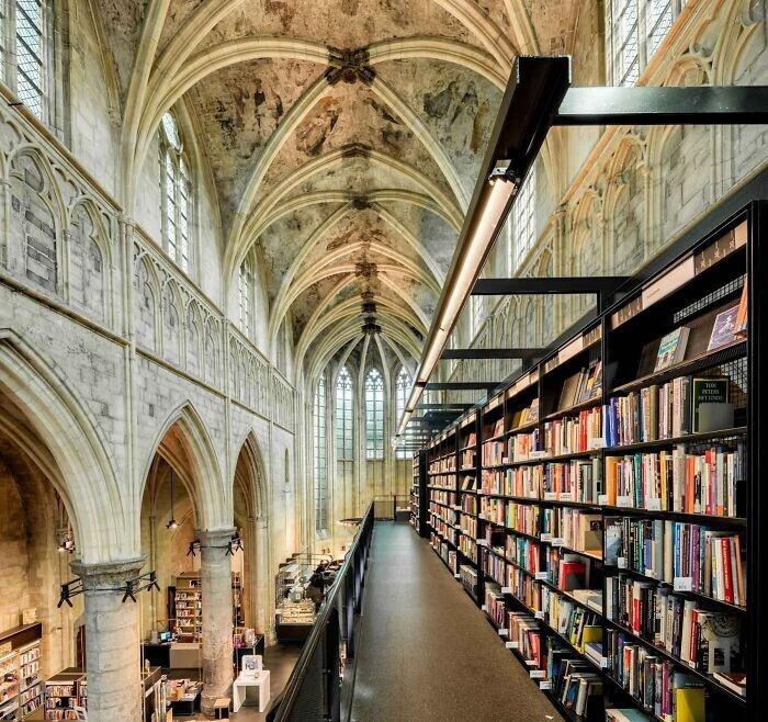 1. Boekhandel Dominicanen в Маастрихте, Нидерланды. Книжный магазин в готической церкви 13 века