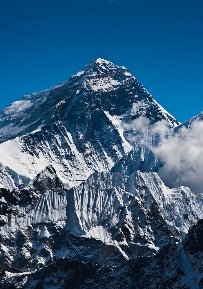 20. На горе Эверест находятся около 150 тел погибших альпинистов